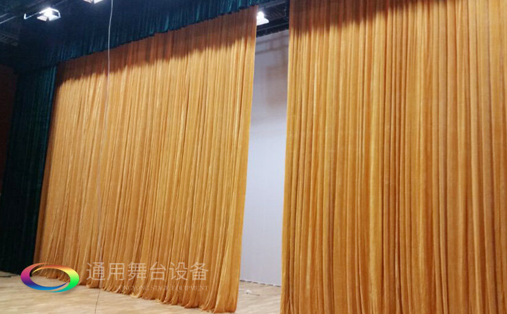 舞臺(tái)大幕舞臺(tái)阻燃幕布www.hecco.cn、二、三道幕等分割表演區(qū)域，移換場(chǎng)景不間斷