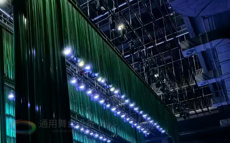 通用舞臺設(shè)備興化將軍路小學(xué)報告廳舞臺吊桿、舞臺阻燃幕布項目